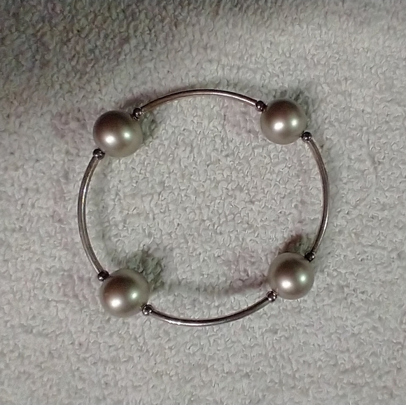 Silvertone faux pearl stretch bracelet - Picture 1 of 2